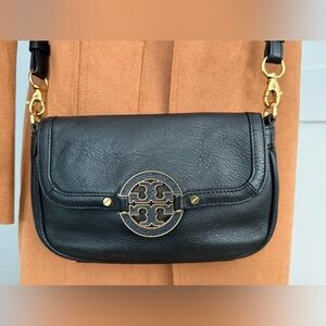 Tory Burch Amanda Crossbody Bag - Handbag in Sleek Black with Gold Accents